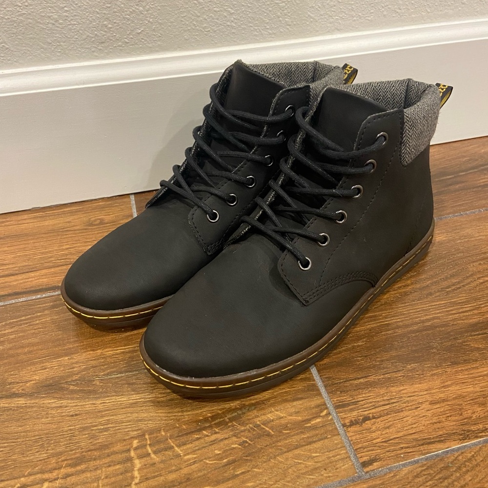 Dr. Martens Maelly Leather Black Padded Collar 6-Eye Lace Up Ankle Boots NWOT